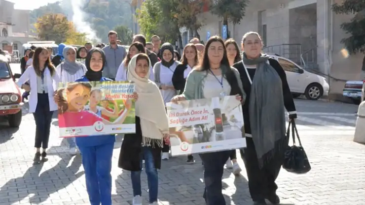 FARKINDALIK İÇİN SAĞLIK ÇALIŞANLARIMIZDAN YÜRÜYÜŞE DEVAM