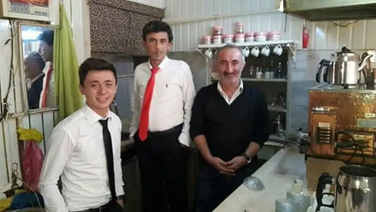 BU KAHVEDE GARSONLARDA ÇAYDA KRAVATLI