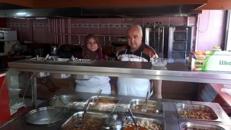 ÖZER AİLESİ 15 YILDIR EV YEMEKLERİ YAPIP SATIYORLAR