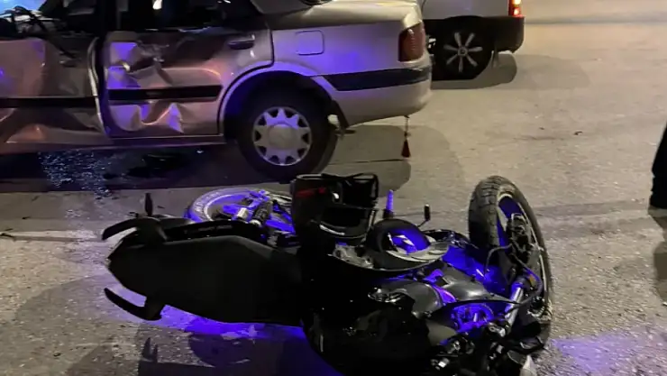 Motosiklet Otomobile Çarptı