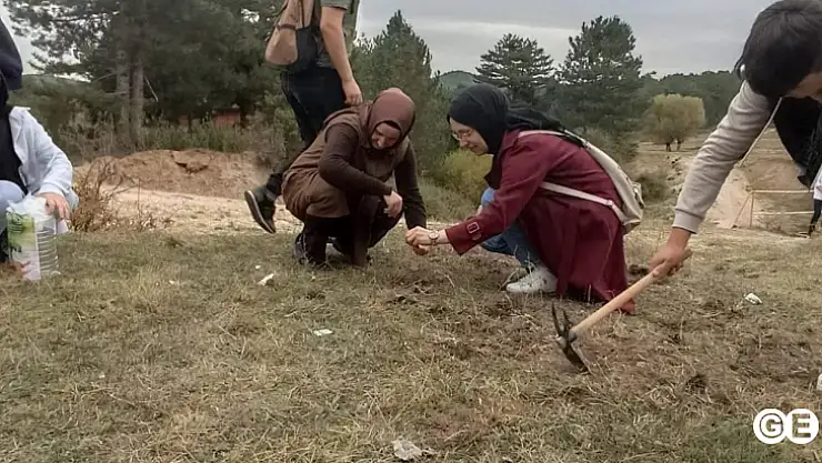Öğrencilerin elindeki meyve çekirdekleri Emet'te toprakla buluştu