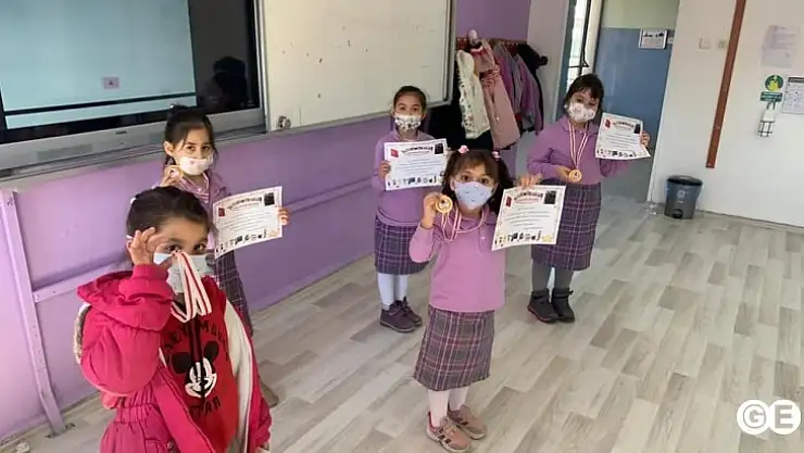 Okuma yazmayı uzaktan eğitimle öğrendiler