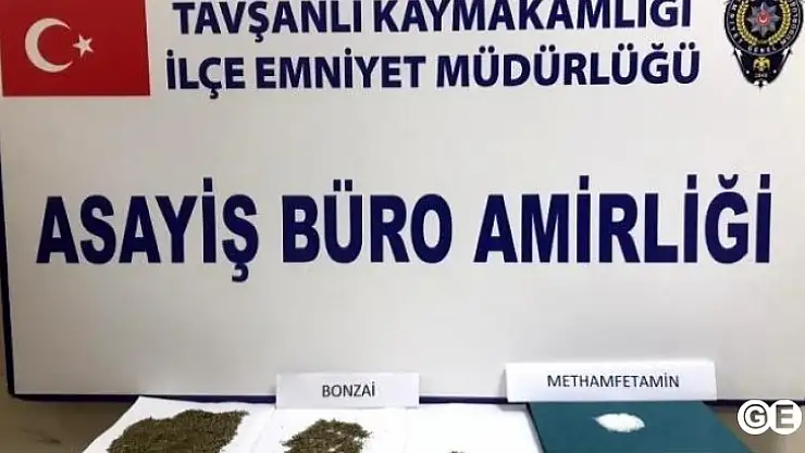 Polisten Kaçarken Araçtan Uyuşturucuları Yollara Attılar