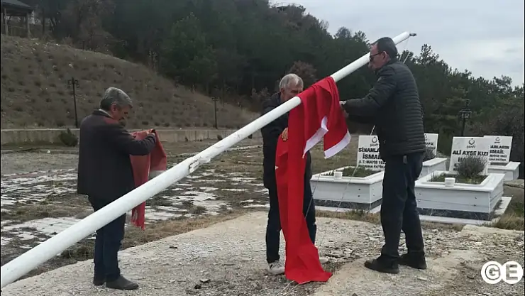 Şehitlerimizin mezarlarında bayrak değişimi