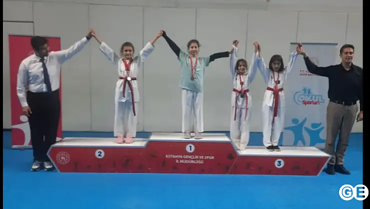 Taekwondo sporcuları ilçeye başarılarla döndüler