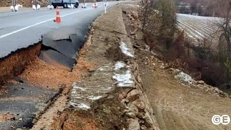 Tavşanlı-Emet Yolunda İstinat Duvarı Göçtü