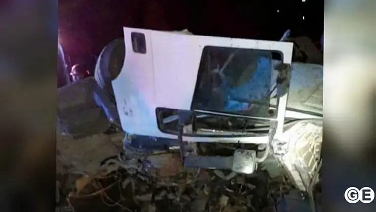 TIR, şarampole devrildi, 1 ölü, 1 yaralı