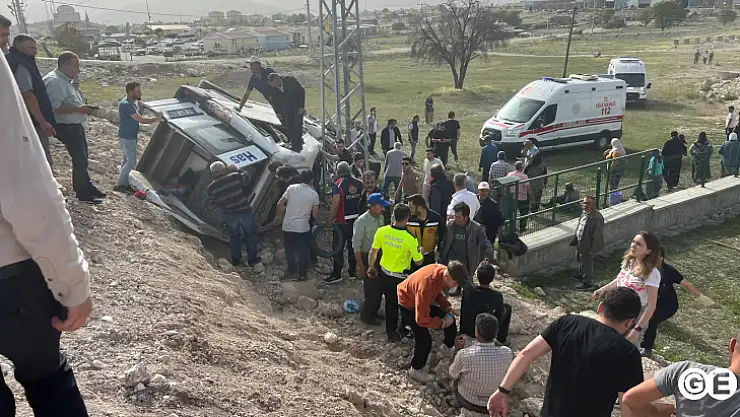 Yolcu Otobüsü devrildi 3 'ü Ağır 13 Yaralı