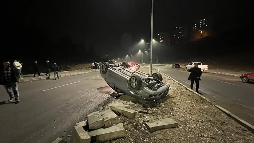 Emet'te araç refüje çarpıp ters döndü