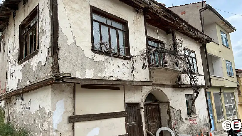Emet'te Eski Evler Tehlike Saçıyor