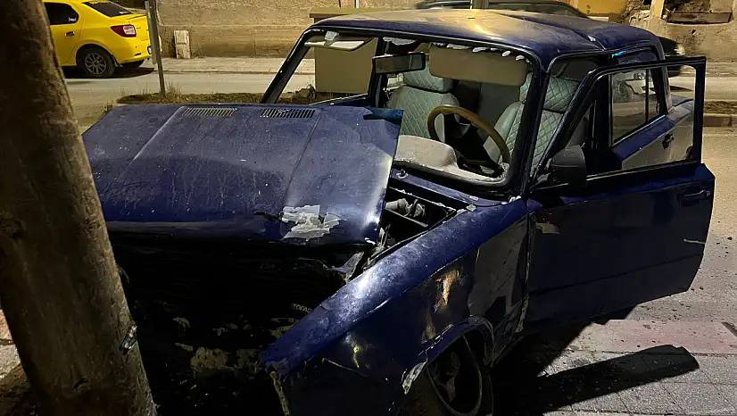 Önce Reflüje, Daha Sonra Kaldırıma Çıkarak Direğe Vurdu