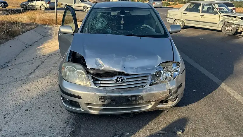Emet'te Kaza: 2 Araç Çarpıştı,4 Kişi Yaralandı